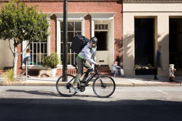 自転車に乗る男性